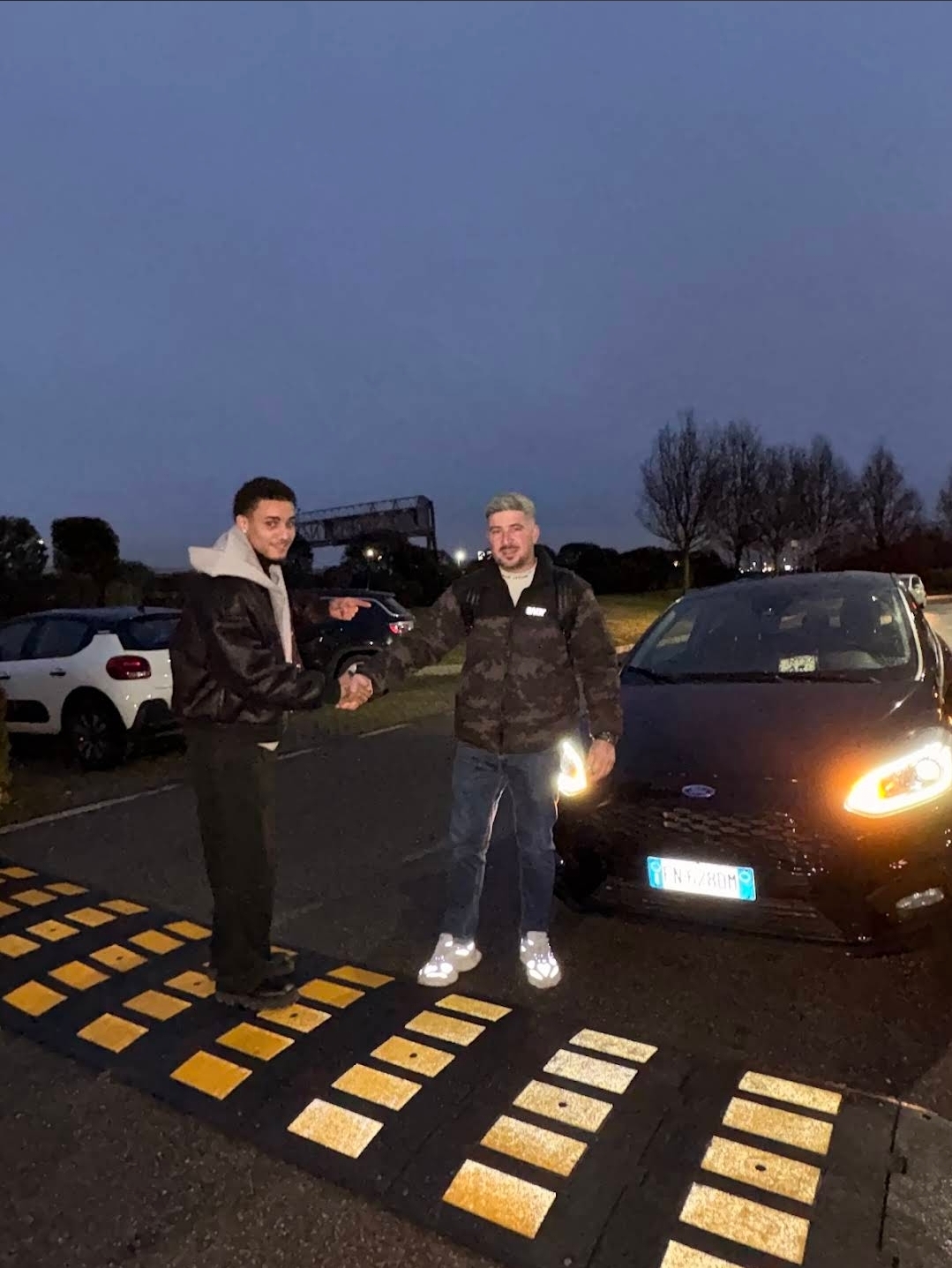 Il team di Cris Cars davanti a una vettura in salone