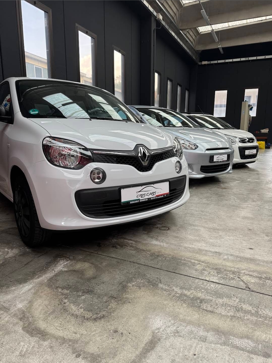 Il salone Cris Cars a Valmadrera con le auto in esposizione